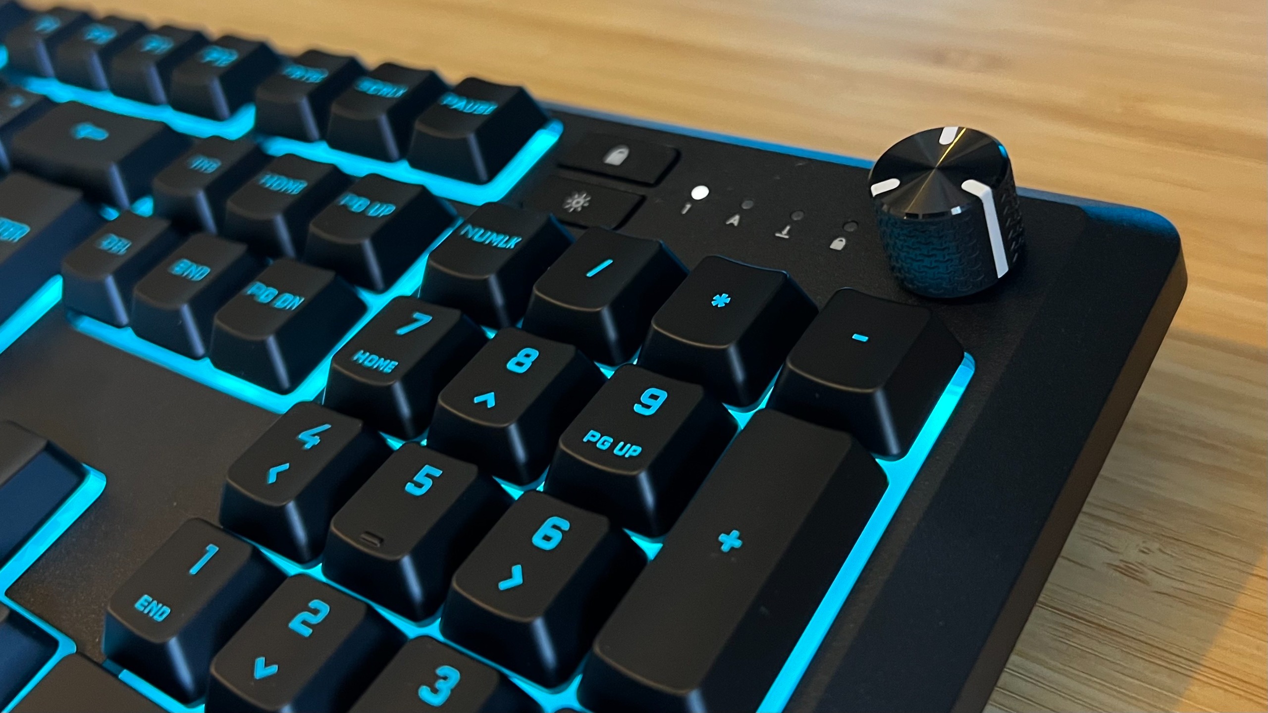 Close up on control dial in the top right corner of the Corsair Skiff 100 Plus gaming keyboard