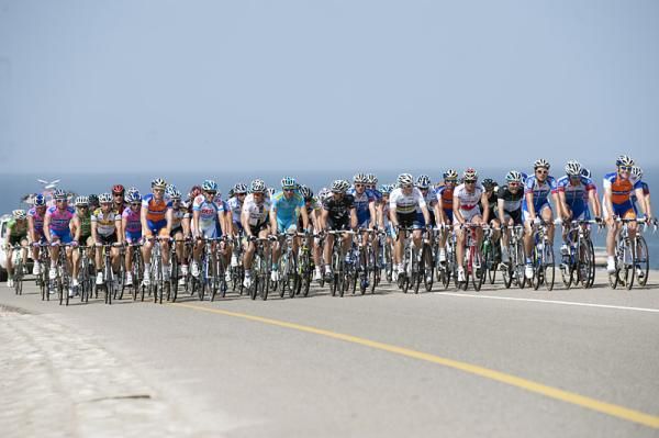 The peloton rolls along the seaside during stage 3.
