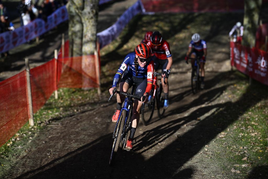 Lucinda Brand fights for the podium at the Troyes World Cup