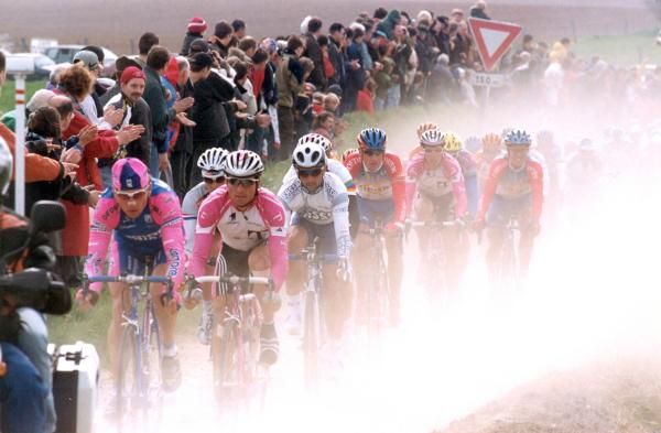 Fabio Baldato rides in the dust during the 2000 edition, after finishing second at Milan-Sanremo earlier in the year.