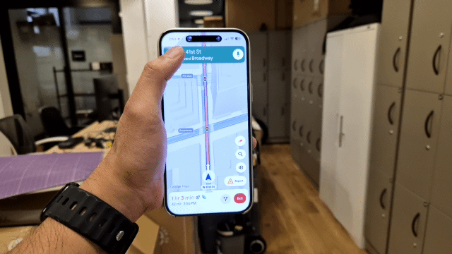 Gif animation showing route previews in Google Maps.