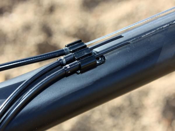Top tube cable routing is used to help protect the lines from mud.