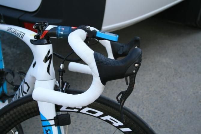 Andrea Guardini (Astana) goes for track bars that slope immediately after the flat. Levers mounted good and low too &ndash; it&rsquo;s all about being aero