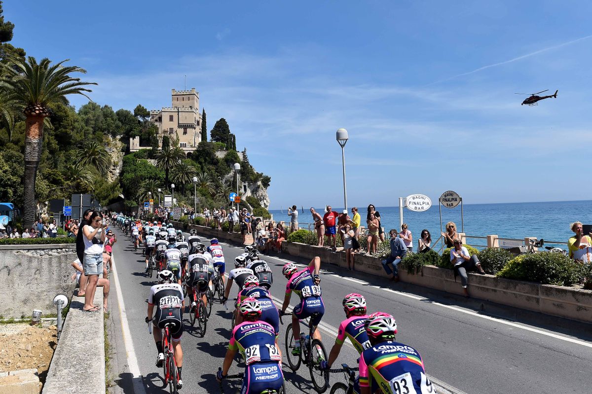The fans watch the peloton