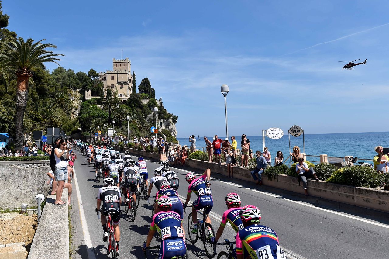 The fans watch the peloton