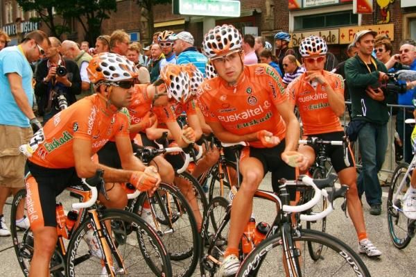 Team Euskaltel wating for the start.