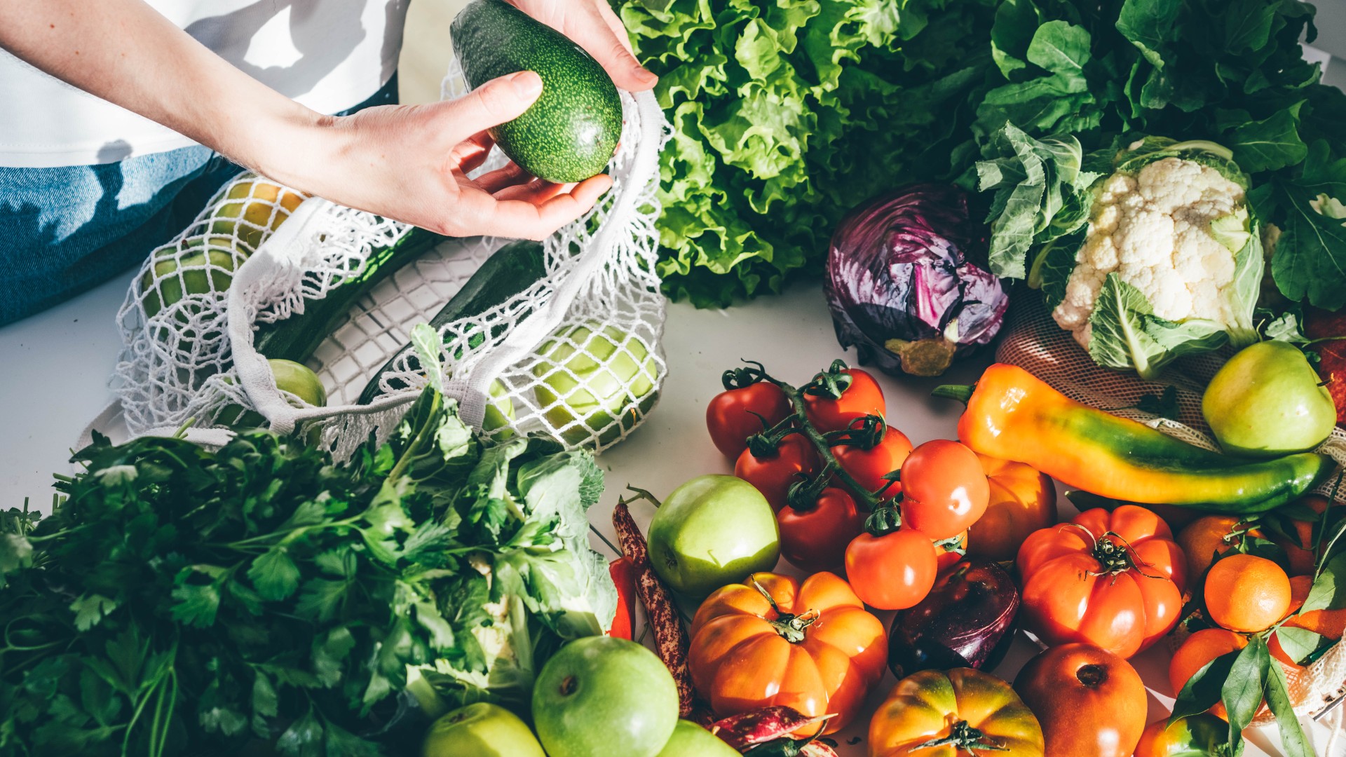 Frau, die gesundes Obst und Gemüse pflücken