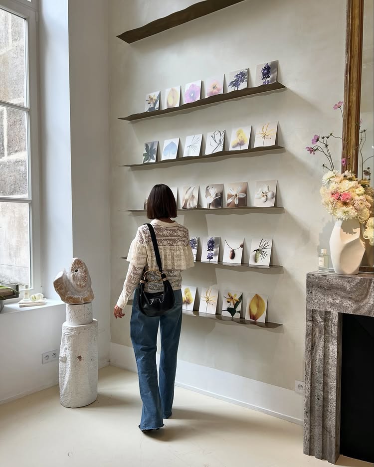 An image of @smythsisters with one of 2026's biggest bag trends, the bracelet bag.