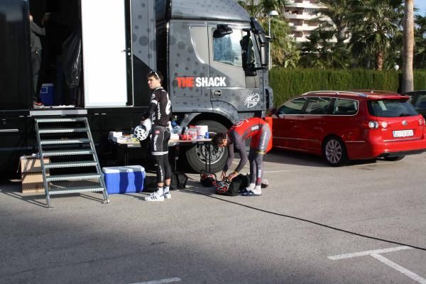 Roommates Philip Deignan and Andreas Kloden stock up on food before the off.