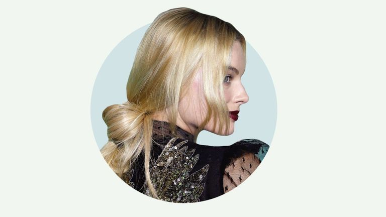 Hair, Blond, Hairstyle, Beauty, Chin, Long hair, Human, Hair coloring, Layered hair, Step cutting,