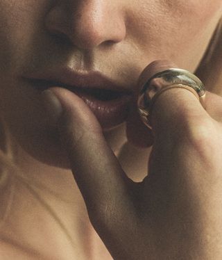 A model wears the ring on index finger