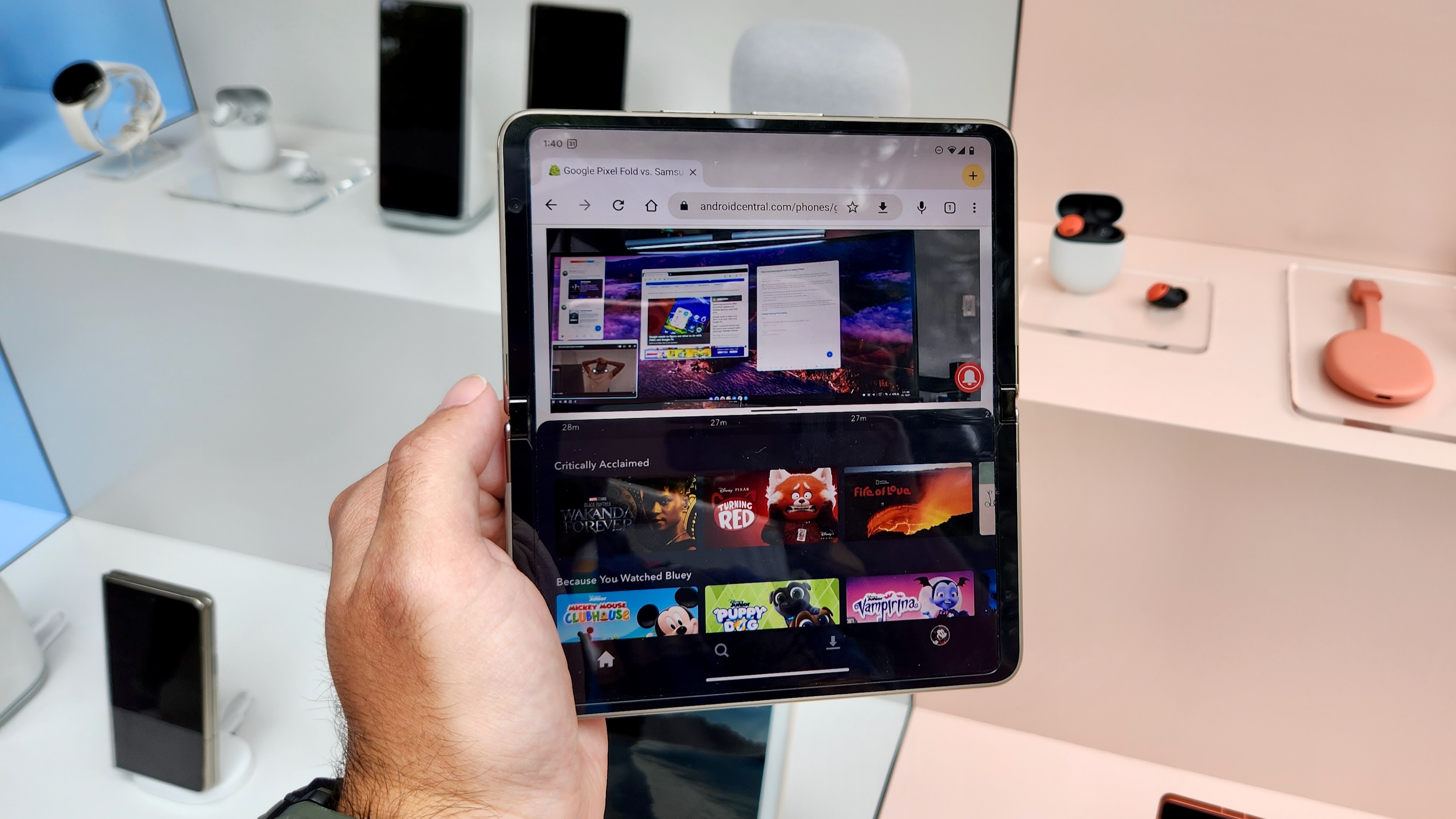 Split-screening two Android apps on the Google Pixel Fold