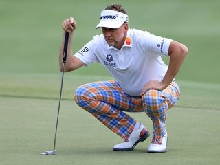 ian poulter lining up a putt