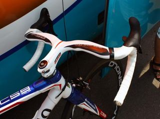 Voeckler leaves the tops of his FSA Plasma integrated bars untaped.