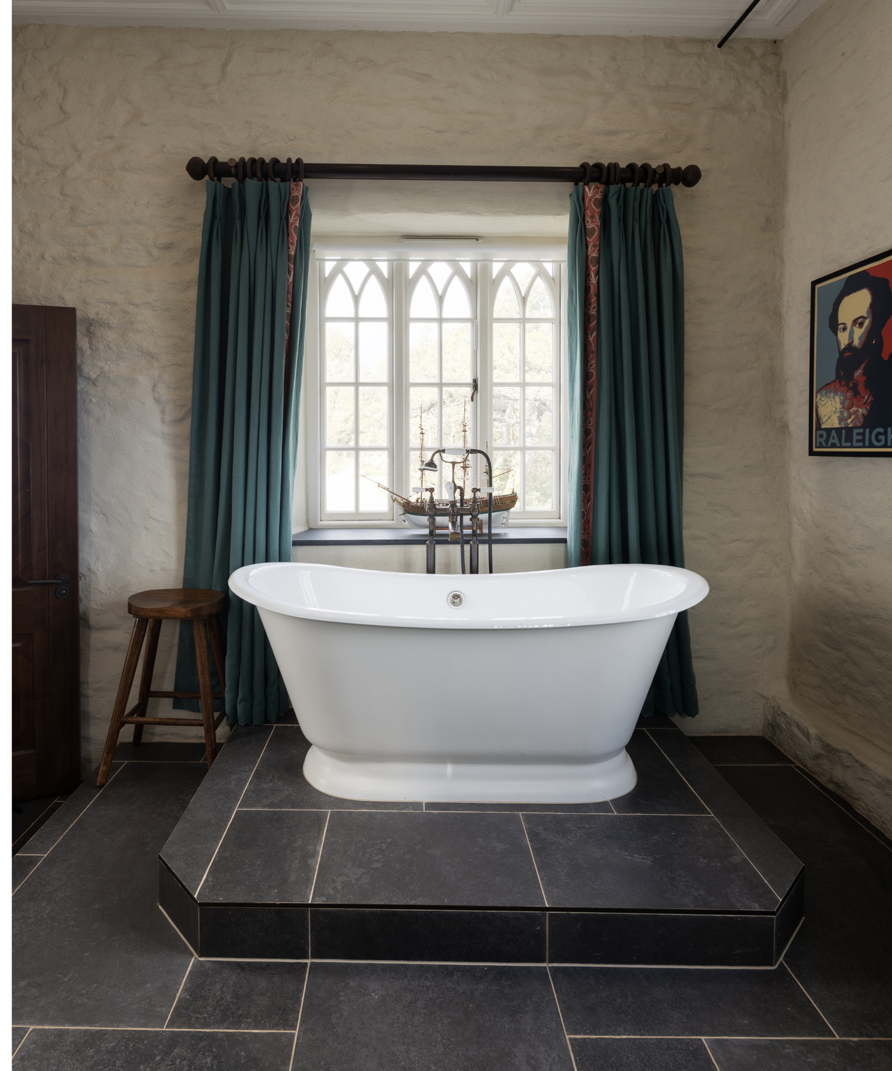 freestanding bath on raised platform