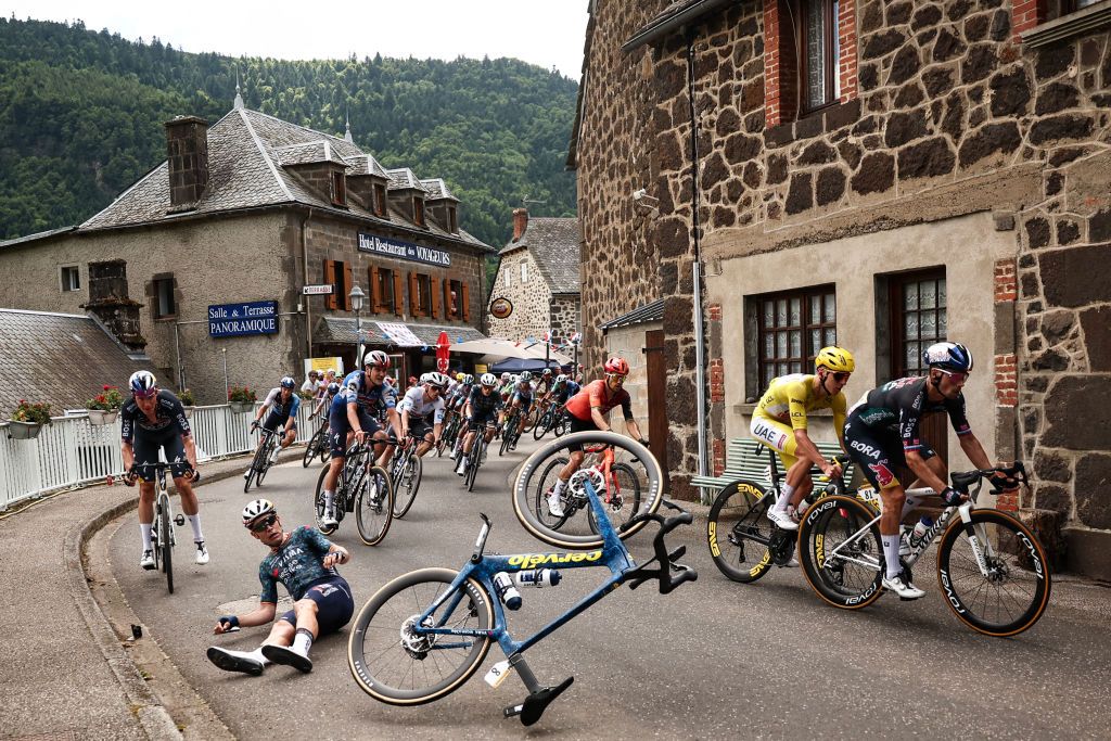 Team Visma - Lease a Bike team&#039;s Belgian rider Wout Van Aert crashes in the Col de Neronne ascent during the 11th stage of the 111th edition of the Tour de France cycling race, 211 km between Ã‰vaux-les-Bains and Le Lioran, on July 10, 2024. (Photo by Anne-Christine POUJOULAT / AFP)