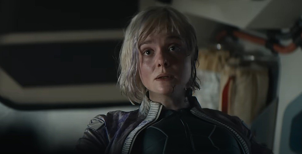 Elle Fanning as Thia in Predator: Badlands