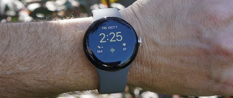 Google Pixel Watch: kello ihmisen ranteessa