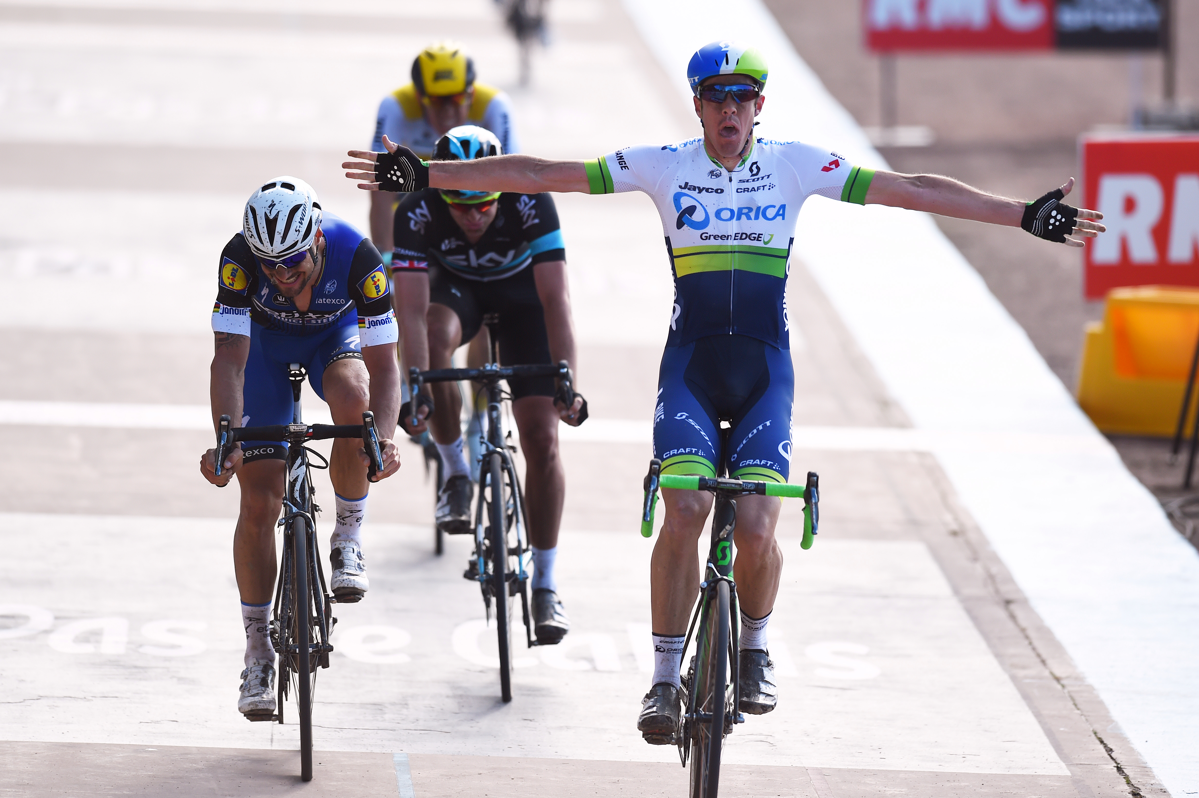 Mathew Hayman winning Paris-Roubaix in 2016