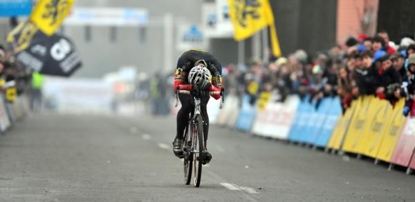 Sven Nys (Landbouwkrediet) crosses the line in second place.