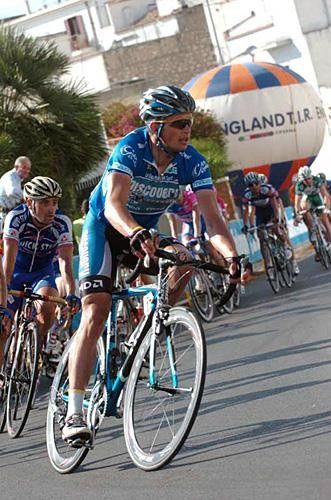 Paolo Savoldelli (Discovery) with Bettini on his wheel