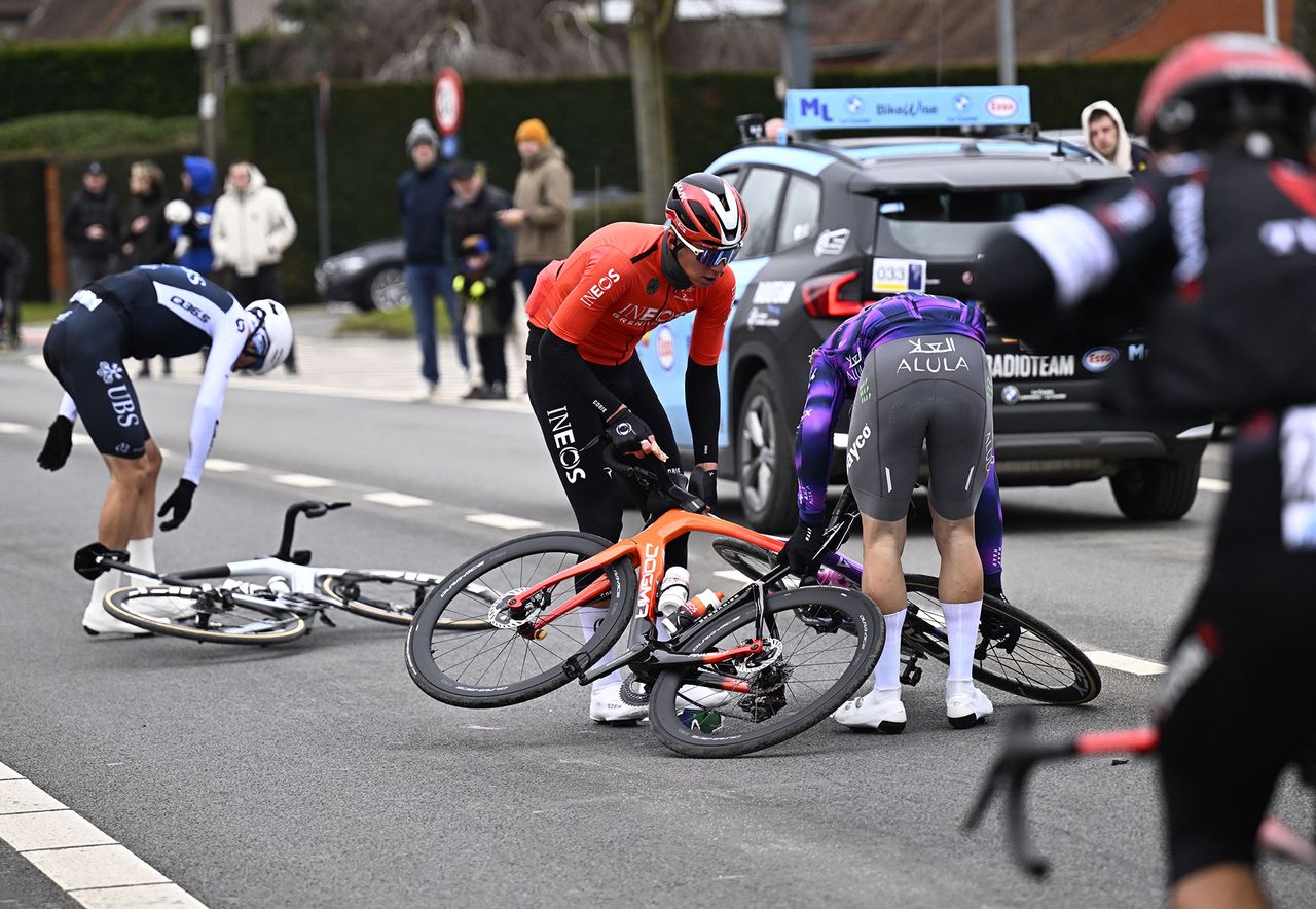 An early crash in the race for three riders