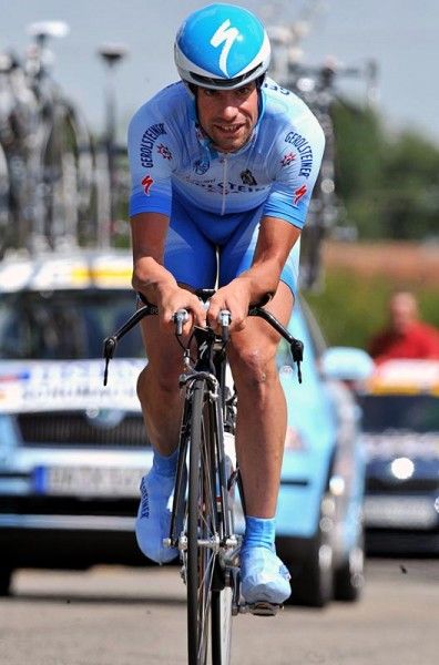 Stefan Schumacher (Gerolsteiner) blitzes round the TT course.