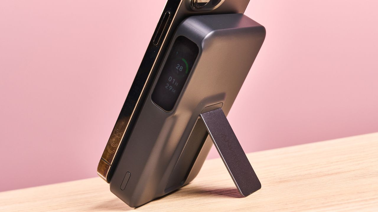 Anker MagGo Power Bank (10K) with iPhone