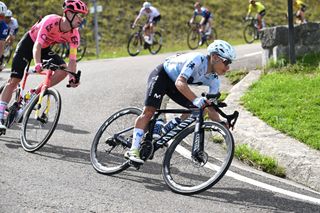 Einer Rubio cycling downhill at the Vuelta