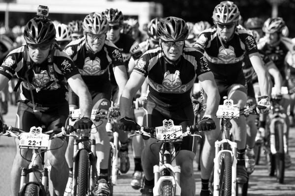 Team Isarrider (22) and the Kona team (23)