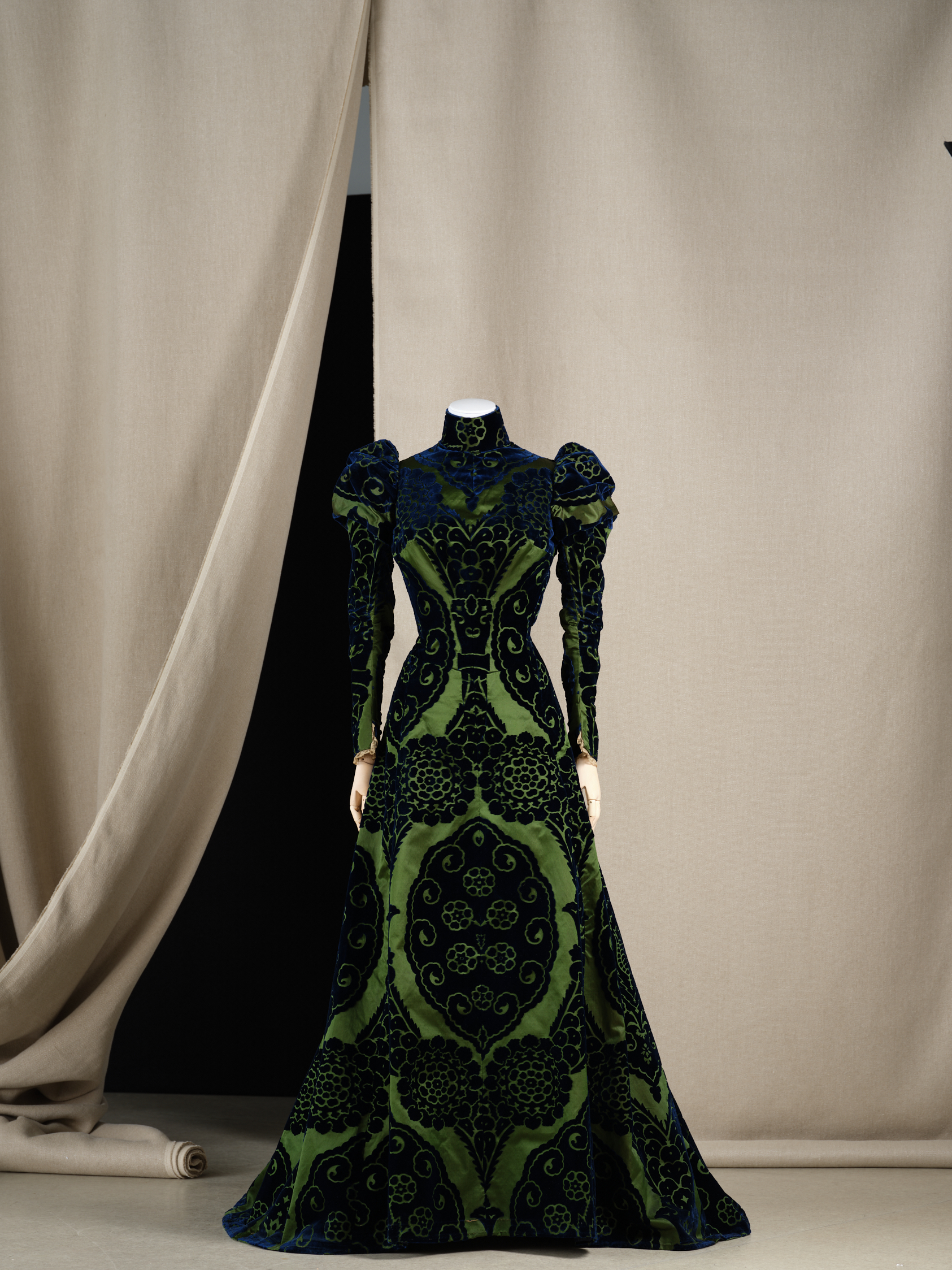 Robe d’intérieur ou tea-gown, Worth, vers 1897