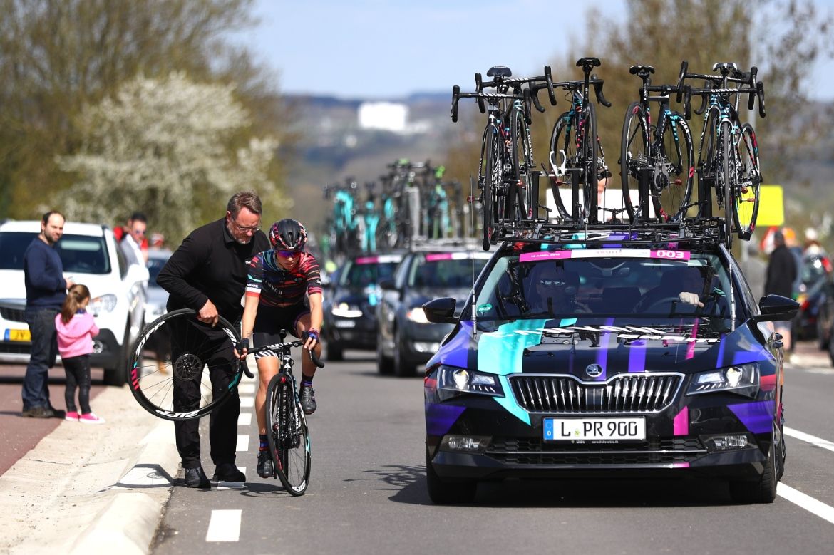Katarzyna Niewiadoma (Canyon-SRAM) had a mechanical