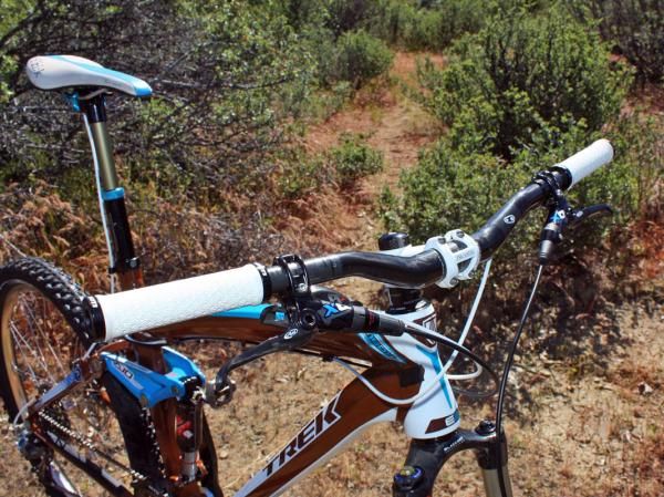 Schnell's crankbrothers iodine carbon bars are left at the full 680mm width.