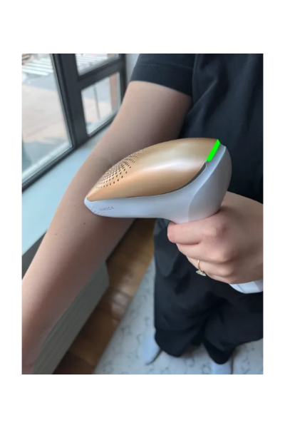Madisen L a ‘Marie Claire’ tester, tests the Sensica SensiLight Pro Bronze