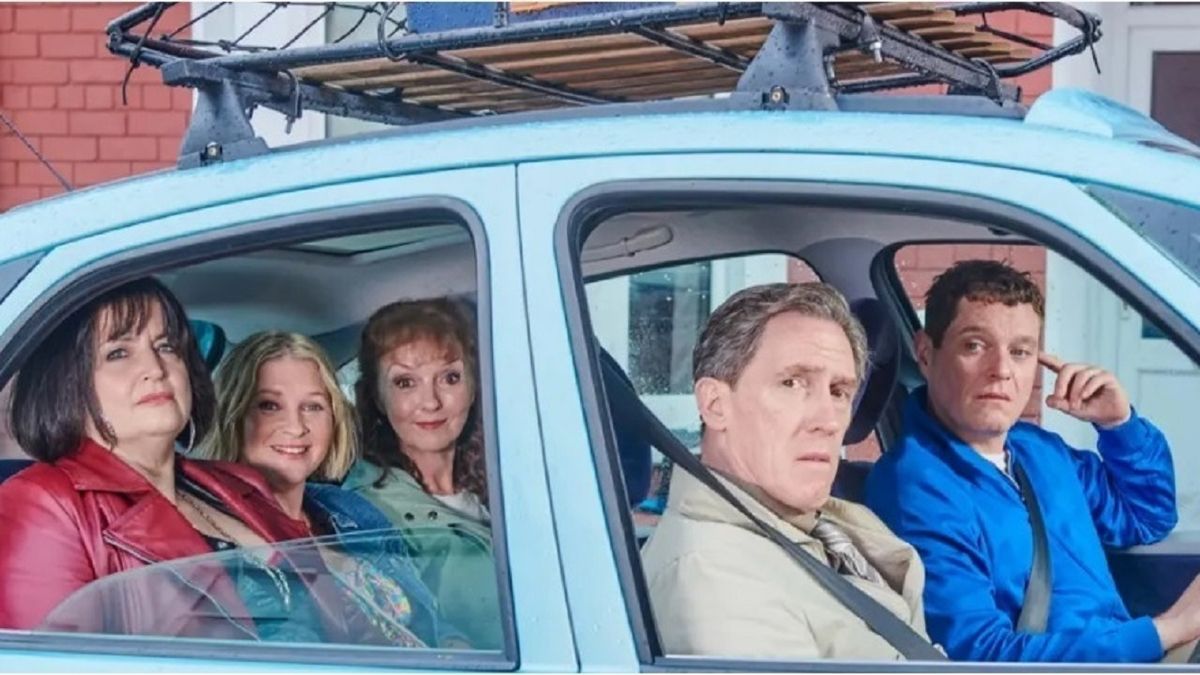 From left to right: Ness, Stacey, Gwen, Bryn and Gavin crammed into Bryn&#039;s blue Picasso as they prepare to drive down to Billericay for the holidays in Gavin and Stacey: The Finale.