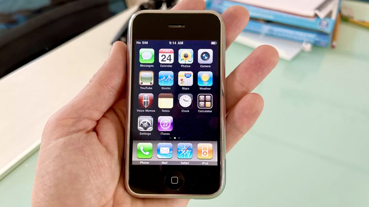 iPhone 4S In 2023! (Still Worth It?) (Review) 