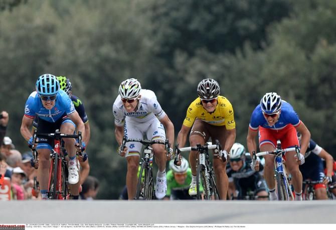 Rui Costa tries to sprint past Tom-Jelte Slagter