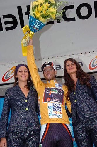 Alejandro Valverde (Caisse d'Epargne) in gold on the podium