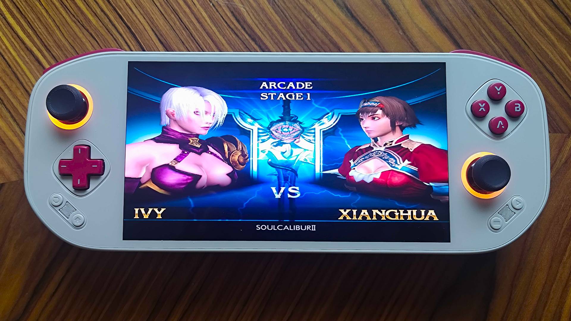 Mangmi Pocket Max handheld with Solu Calibur 2 versus screen featuring Ivy on left and Xianghua on right.