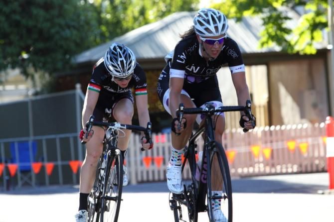 Nicole Whitburn (Liv Giant) bridged across to Jasmine Hurikino (Crino Cycles / Casa &amp; Boggeta)