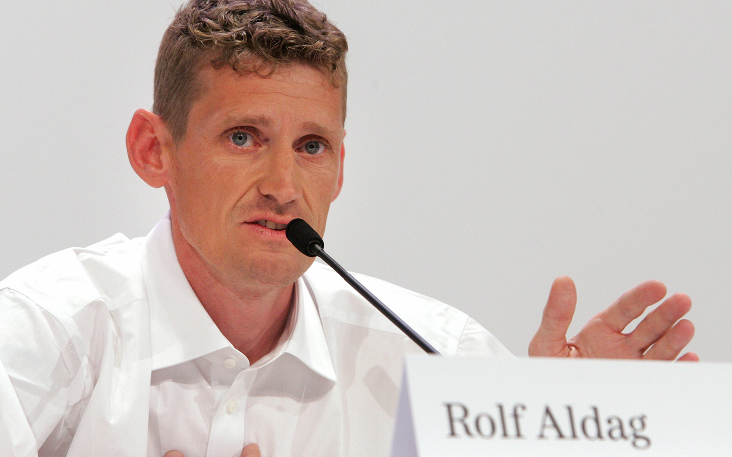 T-Mobile sporting director Rolf Aldag addresses a press conference 24 May 2007 at the T-Mobile headquarters in Bonn. (Photo credit should read JUERGEN SCHWARZ/DDP/AFP via Getty Images)