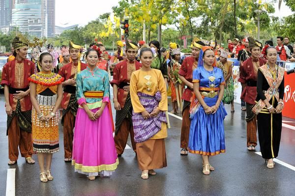 "Satu Malaysia " dance by local people at starting line in Putrajaya.