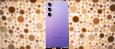 Samsung Galaxy S24 i lila visas upp med baksidan vänd mot kameran.