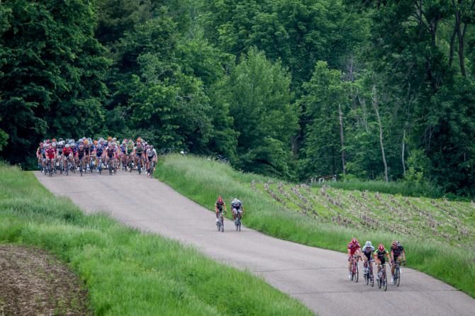 The break starts to separate from the men's field early in the stage.