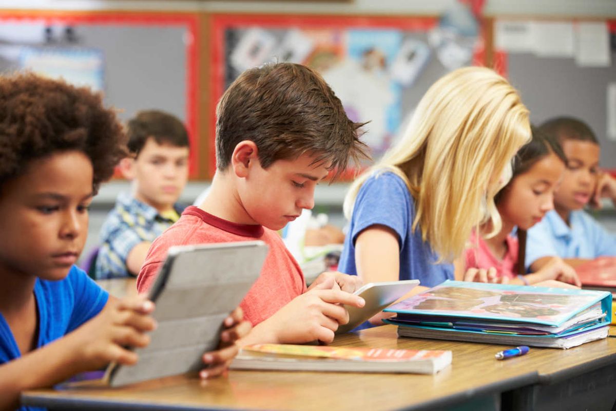 Kids use tablet computers in classroom 