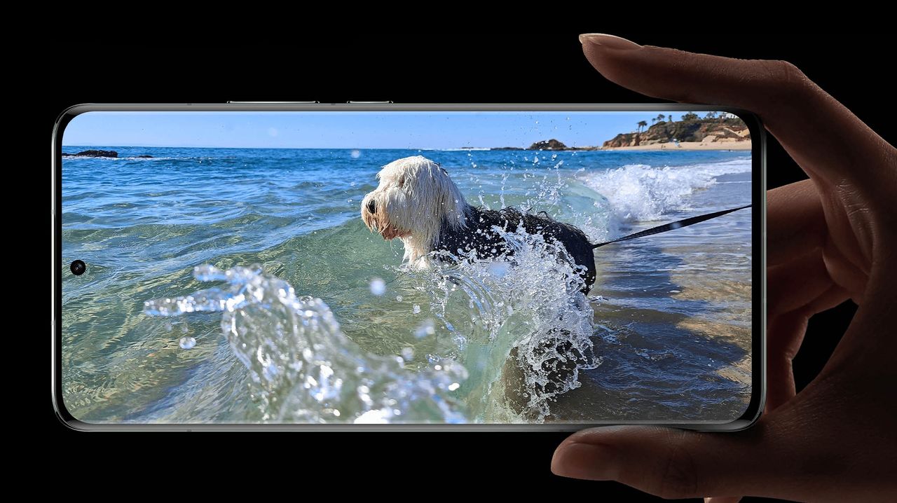 A Xiaomi 13 Pro from the front in someone's hand