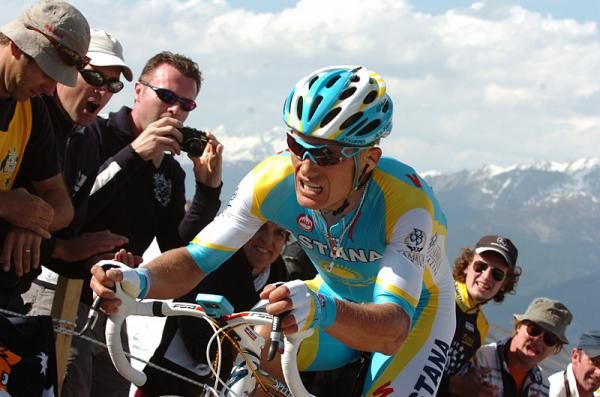 Alexandre Vinokourov (Astana) labors on the steep slopes of the Plan de Corones.