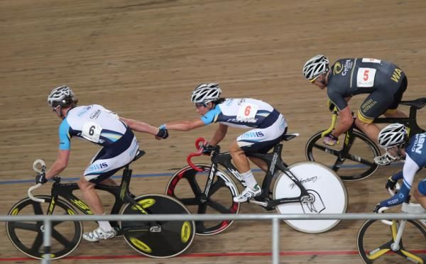 The NSW pair of Caleb Ewan and Jackson Law won gold in the men's under 19 madison final.