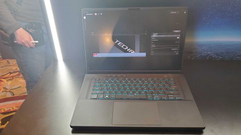 Un portátil gaming con el teclado iluminado