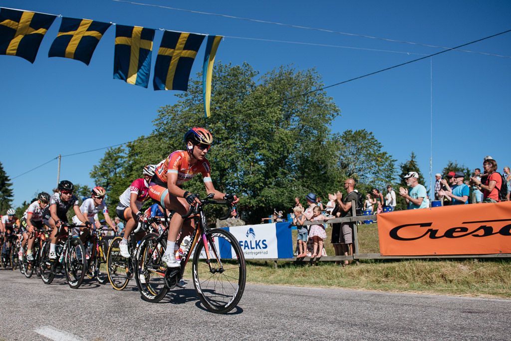 Boels Dolmans work to protect Lizzie Armitstead